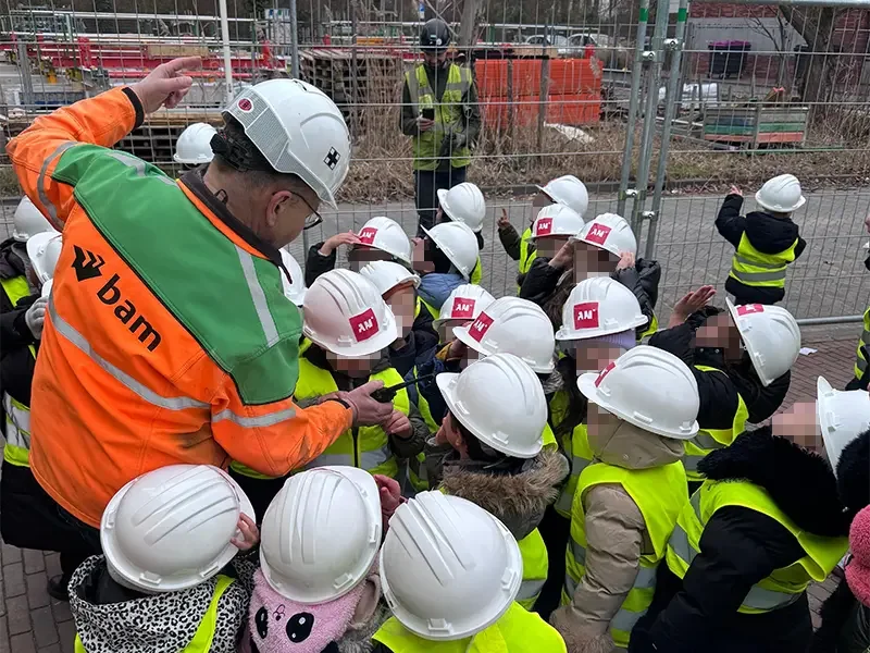 Bezoek basisschool aan de bouwplaats Schoemakertoren